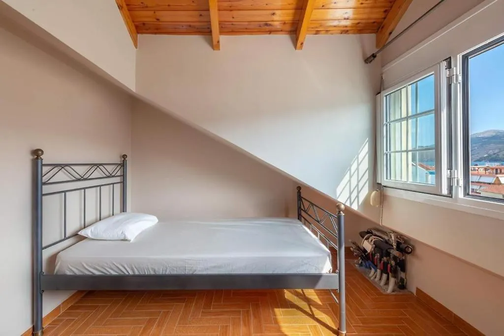 De Bosset Two-Storey Apartment 아르고스톨리온